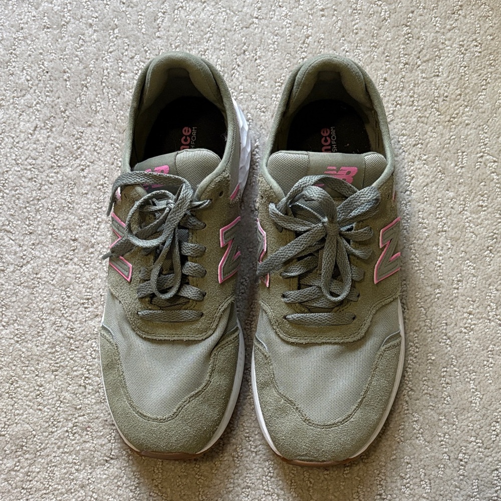 New Balance Women's Green and Pink Sneakers